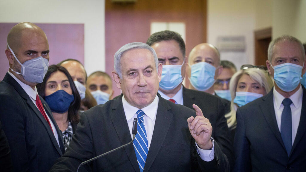 משמאל לנתניהו, אוחנה בבית המשפט. "אתייצב לצידו שוב ושוב" (צילום יונתן זינדל/פלאש90) בנימין נתניהו עם חברי הליכוד לפני הדיון הראשון במשפטו
