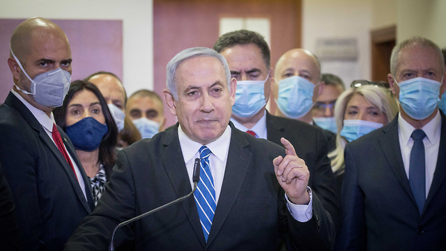 Netanyahu flocked by Likud lawmakers before the opening of his corruption trial (Photo: FLASH90) בנימין נתניהו עם חברי הליכוד לפני הדיון הראשון במשפטו