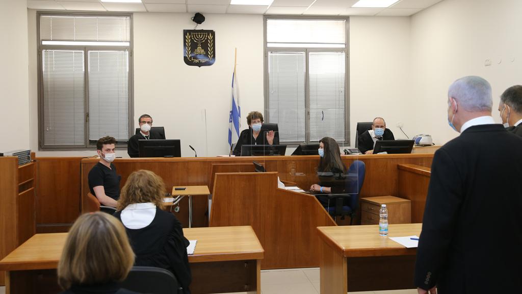 Benjamin Netanyahu appears for the start of his trial at Jerusalem District Court on Sunday (Photo: Amit Shabi) השופטים בפתיחת הדיום הראשון במשפטו של בנימין נתניהו