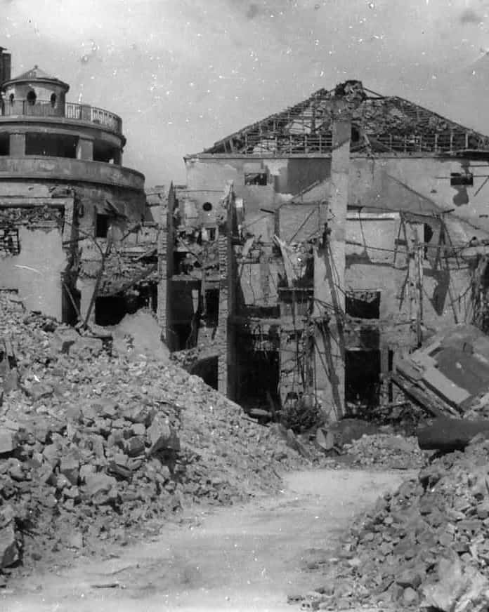 The remains of Berlin’s Zoological Garden after the war (Photo: courtesy ) The remains of Berlin’s Zoological Garden after the war