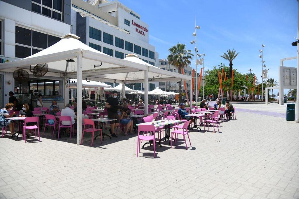 An open-air cafe in Netanya during coronavirus (Photo: Yair Sagi) מסעדות בנתניה פתוחות עוד לפני התאריך שיש אישור לפתוח