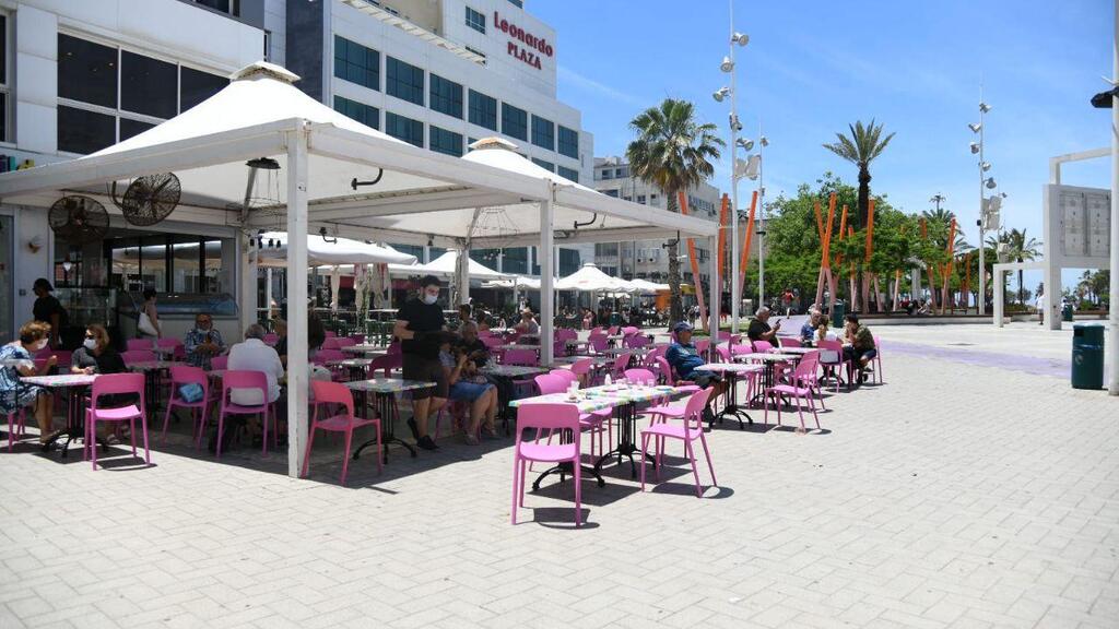 An open-air cafe in Netanya during coronavirus (Photo: Yair Sagi) מסעדות בנתניה פתוחות עוד לפני התאריך שיש אישור לפתוח