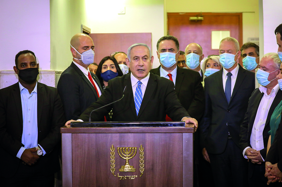 Prime Minister Benjamin Netanyahu, flanked by lawmakers from his Likud party, gives a statement shortly before the opening hearing of his corruption trial (Photo: Reuters) בנימין נתניהו בפתח משפטו