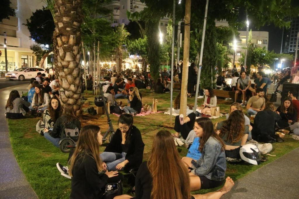 Large crowds in Dizengoff Square in Tel Aviv (Photo: Moti Kimchi) אנשים מבלים בכיכר דיזינגוף בתל אביב