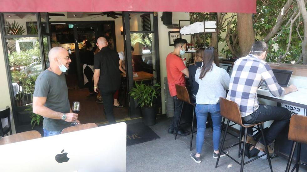 Coffee houses and eateries in Tel Aviv have opened (Photo: Moti Kimchi) מסעדת מיט בר בתל אביב