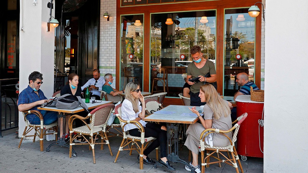 A Tel Aviv restaurant open during the coronavirus pandemic (Photo: AFP) מסעדה תל אביב