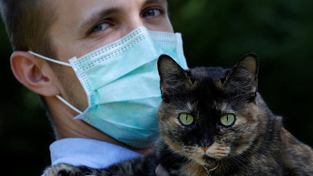 Papille’s owner Brian (Photo: Reuters) צרפת ה חתולה פאפי שרדה את נגיף ה קורונה