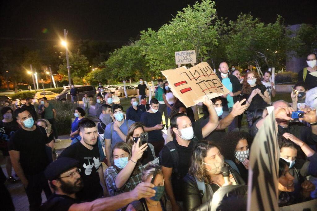 Israelis protest outside the Tel Aviv home of Public Security Minister Amir Ohana after Iyad Halak was shot dead by Jerusalem police
(Photo: Moti Kimchi) הפגנה מול ביתו של אוחנה בתל אביב