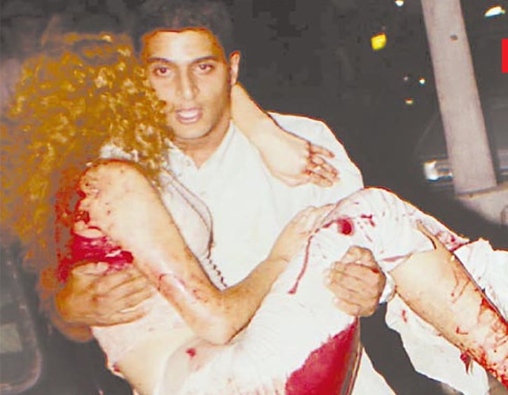 Evacuating the wounded after the Dolphinarium bombing (Photo: Archive) גזרי עיתונים על פיגוע ההתאבדות בדולפינריום