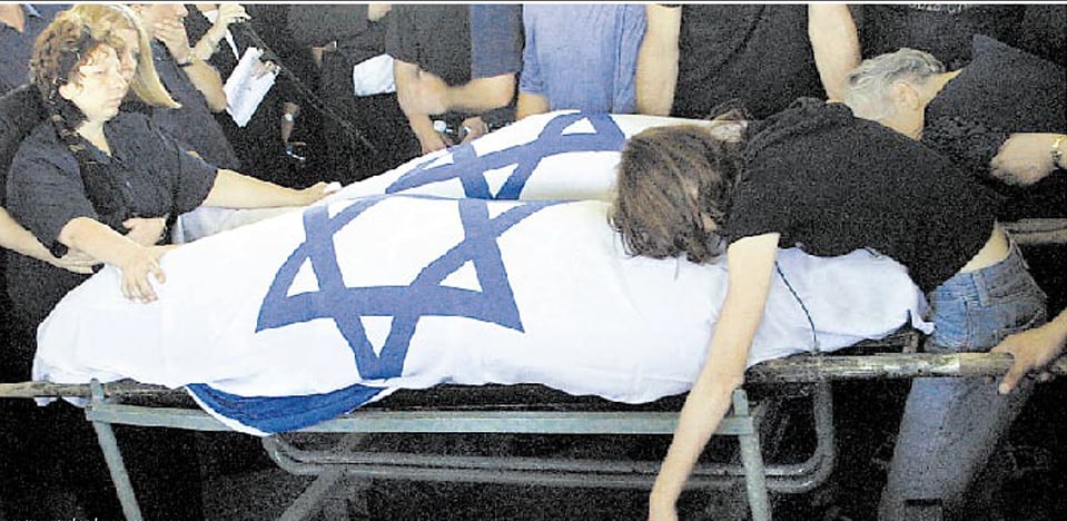 The funeral for a victim of the Dolphinarium bombing (Photo: Archive) גזרי עיתונים על פיגוע ההתאבדות בדולפינריום