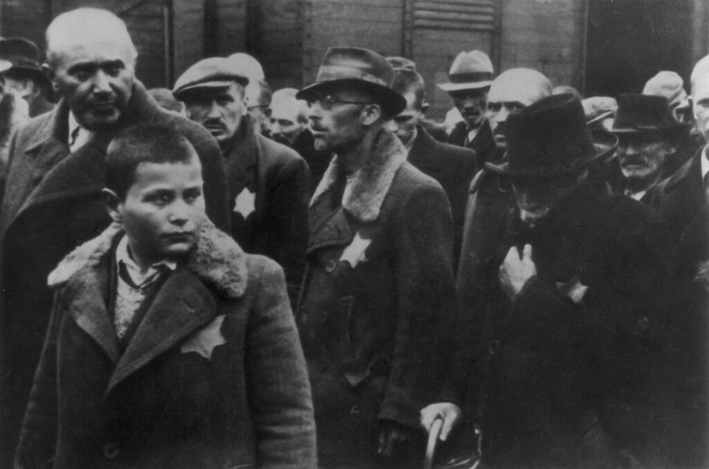 יהודים מגיעים לאושוויץ עם טלאי צהוב