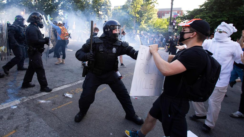 Police use tear gas on protesters outside the White House (Photo: AFP) גז מדמיע לעבר מפגינים ליד הבית הלבן