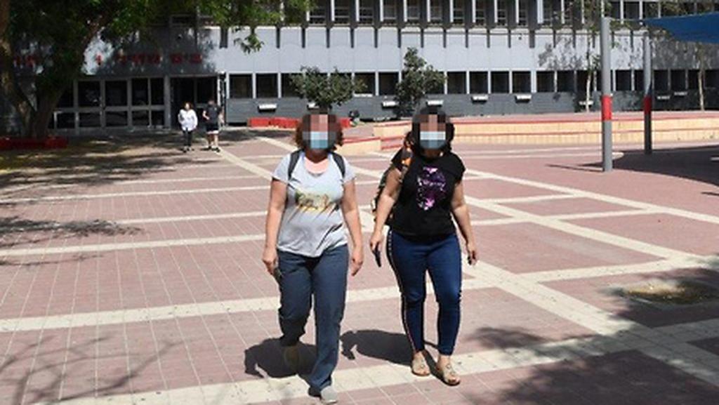 Students head home after their Be'er Sheva school was closed due to the COVID-19 spread (Photo: Haim Horenstein) מקיף ו' באר שבע