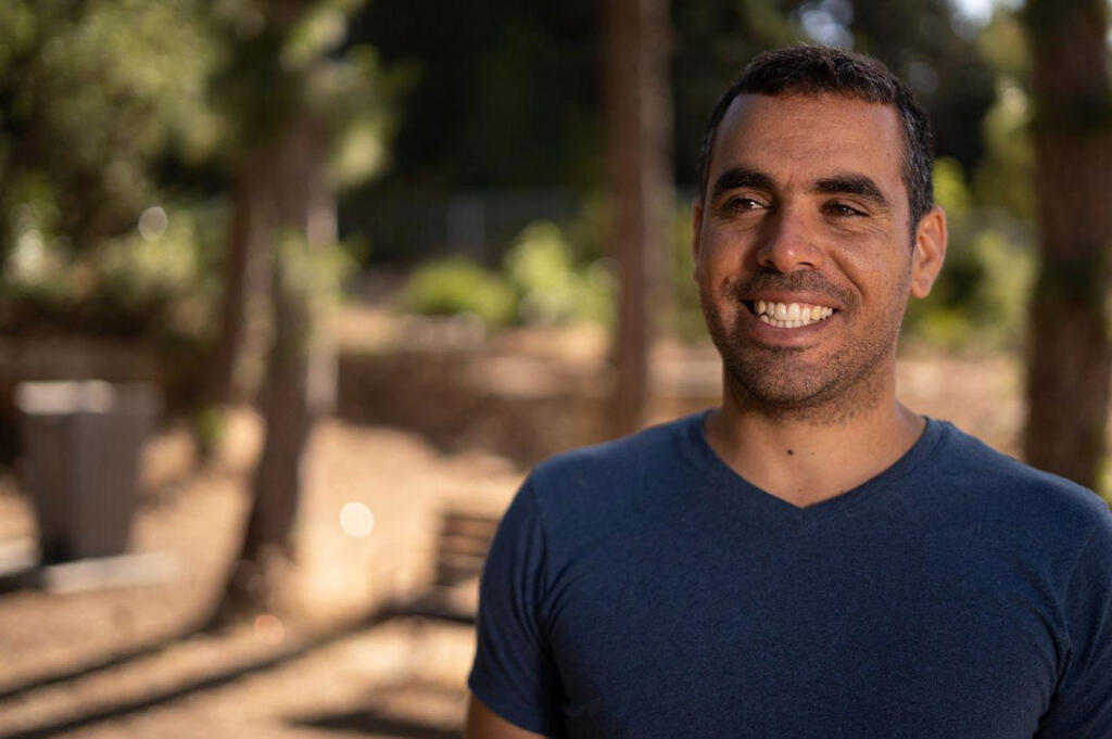 "זה לא היה מספיק בשיח הציבורי". אליסף פרץ (צילום: "אביץ" -סרטונים מעוררי השראה) אליסף פרץ אשר הקים את עמותת "האחים שלנו" לאחר מותם של שני אחיו
