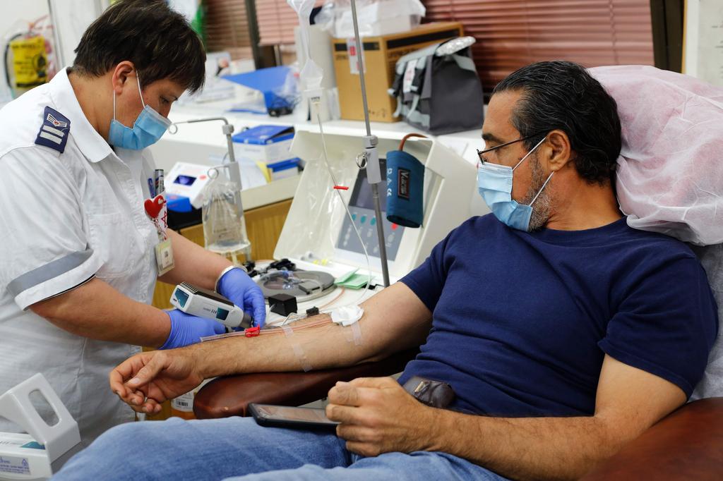 Recovered coronavirus patient Yoram Carmeli donates blood samples for plasma extraction at Sheba Medical Center, June 1, 2020 (Photo: AFP) Recovered coronavirus patient Yoram Carmeli donates blood samples for plasma extraction at Sheba Medical Center, June 1, 2020
