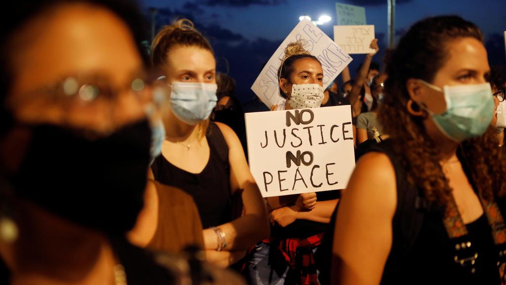 People hold placards as they protest in solidarity with those in the United States protesting police brutality and the death in Minneapolis police custody of George Floyd, in Tel Aviv (Photo: Reuters) People hold placards as they protest in solidarity with those in the United States protesting police brutality and the death in Minneapolis police custody of George Floyd, in Tel Aviv