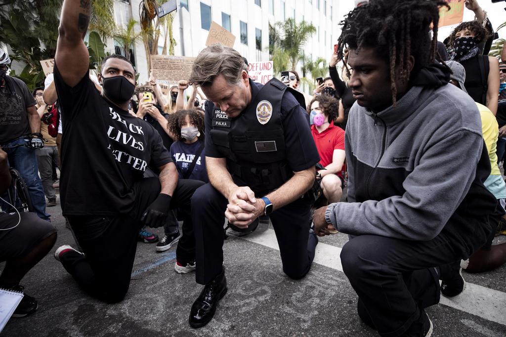 LAPD Commander Cory Palka kneeling with demonstrators in protest of Geroge Floyd's death 