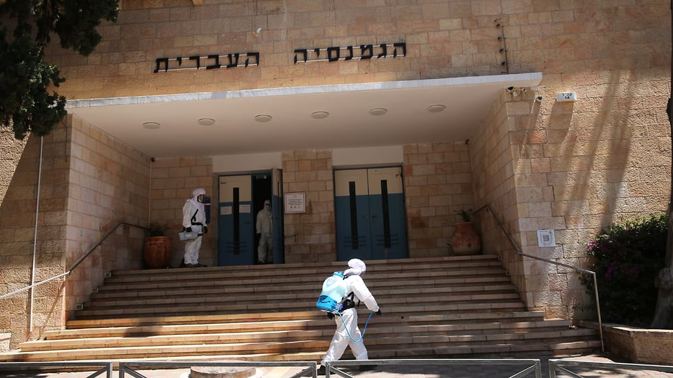 חיטוי "הגימנסיה העברית" בירושלים (צילום: אלכס קולומויסקי) חיטוי בית ספר "הגימנסיה" בירושלים