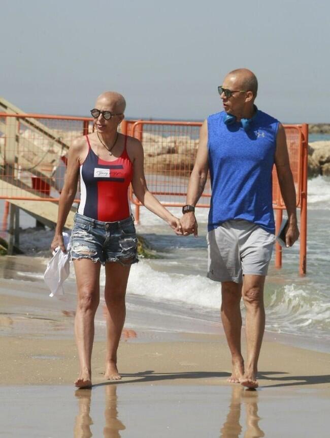 קאפל גואלס: דידי ומירית יד ביד על חוף הים (צילום: מוטי לבטון) קאפל גואלס: דידי ומירית יד ביד על חוף הים