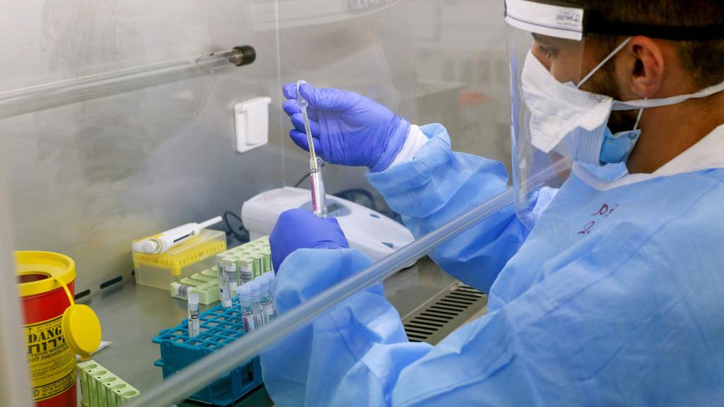 Testing for coronavirus in an Israeli lab (Photo: AFP) Testing for coronavirus in an Israeli lab