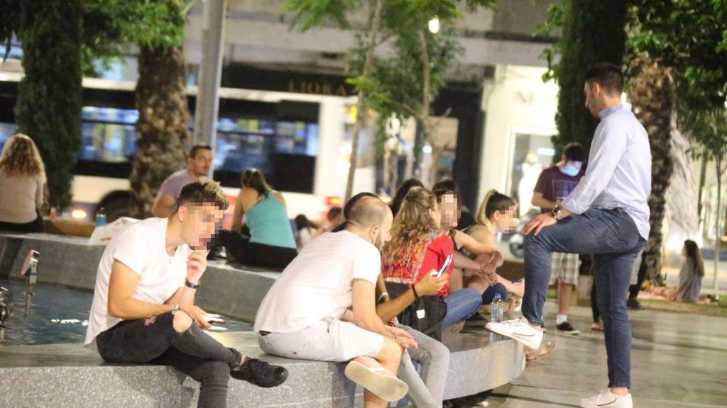 Young people socialize in Tel Aviv without face masks during the pandemic (Photo: Moti Kimchi) הציבור מתקהל ללא מסכות