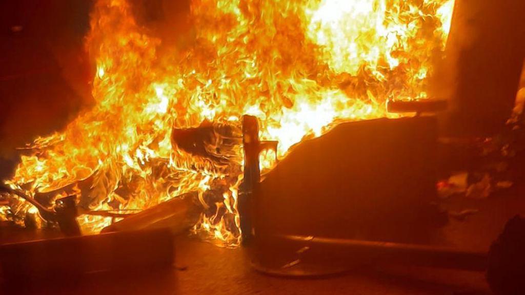 Protesters in Jaffa light garbage bin on fire הפגנה ביפו