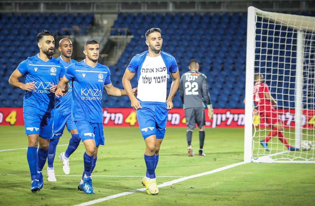"לא נפלנו מאף קבוצה מליגת העל". חדידה (צילום: עוז מועלם) חדידה חוגג את השער במחווה לסבו