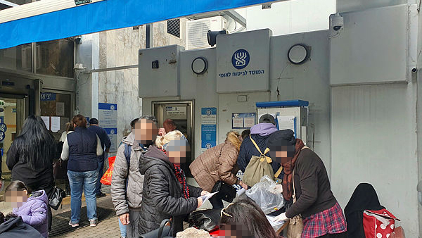תור לביטוח הלאומי ברמת גן ( צילום: יריב כץ) ביטוח לאומי רמת גן מטושטש
