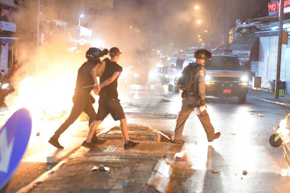 Protesters set fires in Jaffa protests over construction plans for a location that used to be a Muslim cemetery (Photo: Israel Police) המהומות ביפו