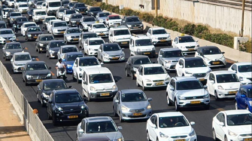 עומסים באיילון בעקבות עבודות תשתית (צילום: שמוליק דודפור) עומסים באיילון בעקבות עבודות תשתית