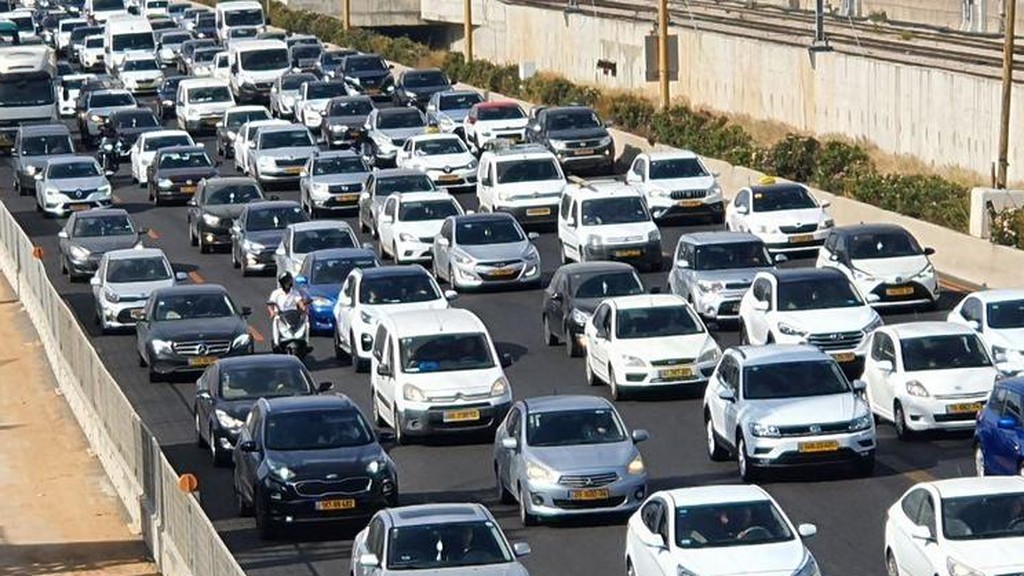 שוק הרכב - המדינה נועצת שיניים בארנקי הנהגים (צילום: שמוליק דודפור) עומסים באיילון בעקבות עבודות תשתית