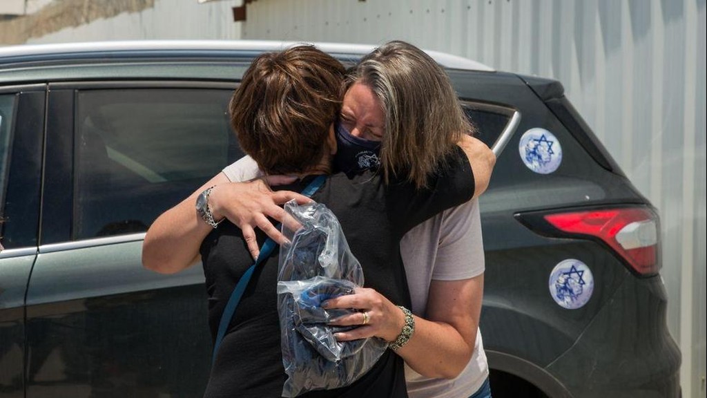 Ari Fuld's mother Marry, hugging his widow, Miriam (Photo: Shalev Shalom) מרי פולד אמו של ארי פולד ז"ל עם אשתו מרים