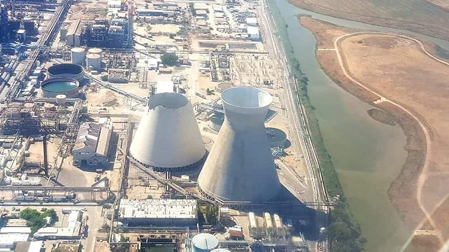 בתי הזיקוק בחיפה (צילום: אוהד לוי, נשר) חצי מאחת ה"לבניות" בבתי הזיקוק בחיפה קרסה