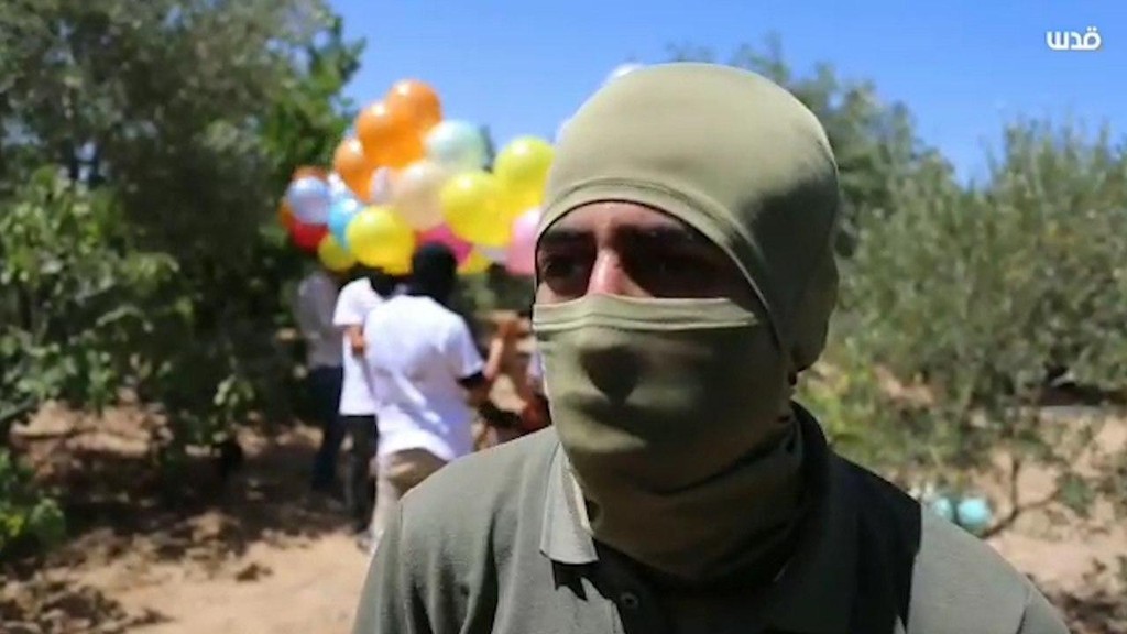 הפרחת בלוני תבערה לעבר ישראל