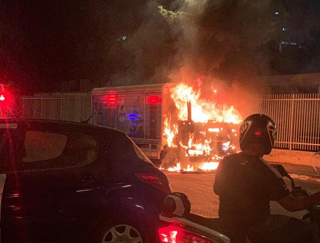 Protesters set a vehicle ablaze during riots in Jaffa over a location that used to be a Muslim cemetery (Photo: Israel Fire and Rescue Service) מחאות אלימות ביפו