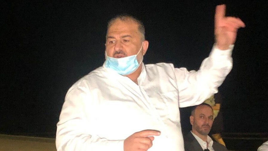חבר הכנסת מנסור עבאס ליד שטח בית הקברות המוסלמי