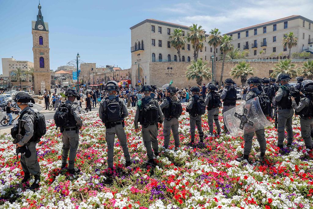 Police face off against rioters in Jaffa at the site that was once a Muslim cemetery (Photo: AFP) הפגנה ליד בית קברות מוסלמי עתיק שבעקבותיו פרצו המהומות ביפו
