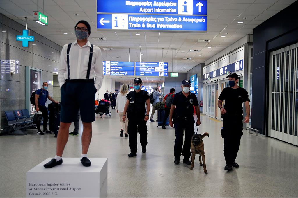 Travellers and staff wear masks at Athens airport (Photo: AP) נמל תעופה ב אתונה יוון