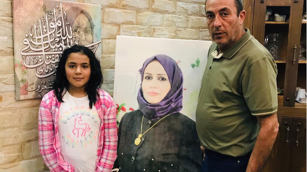 האלמן והבת ברקע תמונת א-ראבי משפחת ראבי