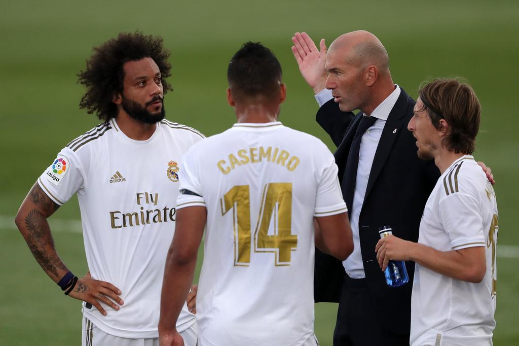 זידאן עצבני בהפסקת המים (צילום: gettyimages) זינדין זידאן