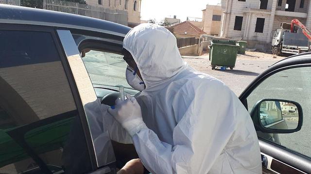 בדיקות קורונה ביישוב ערערה (צילום: דוברות קופת החולים לאומית) בדיקות קורונה ביישוב ערערה