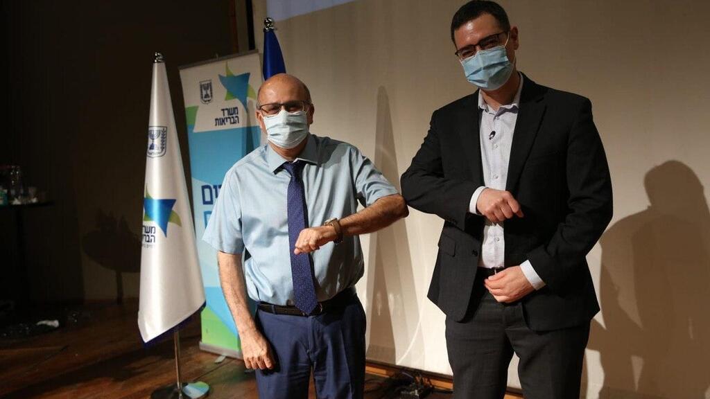 Prof. Levi and his predecessor Moshe Bar Siman Tov (Photo: GPO) משה בר סימן טוב וחזי לוי