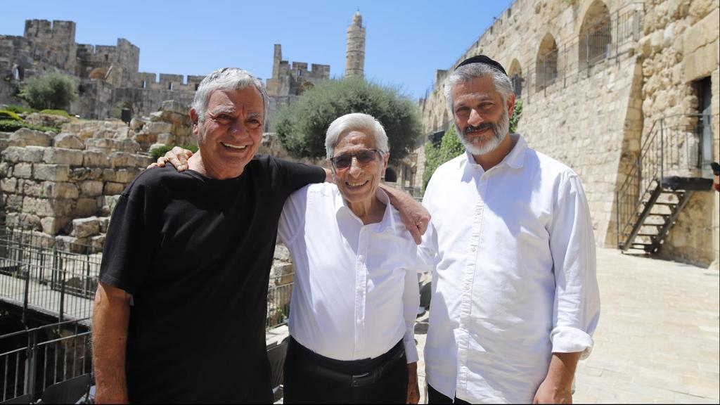 אביתר, יצחק וגברי בנאי
