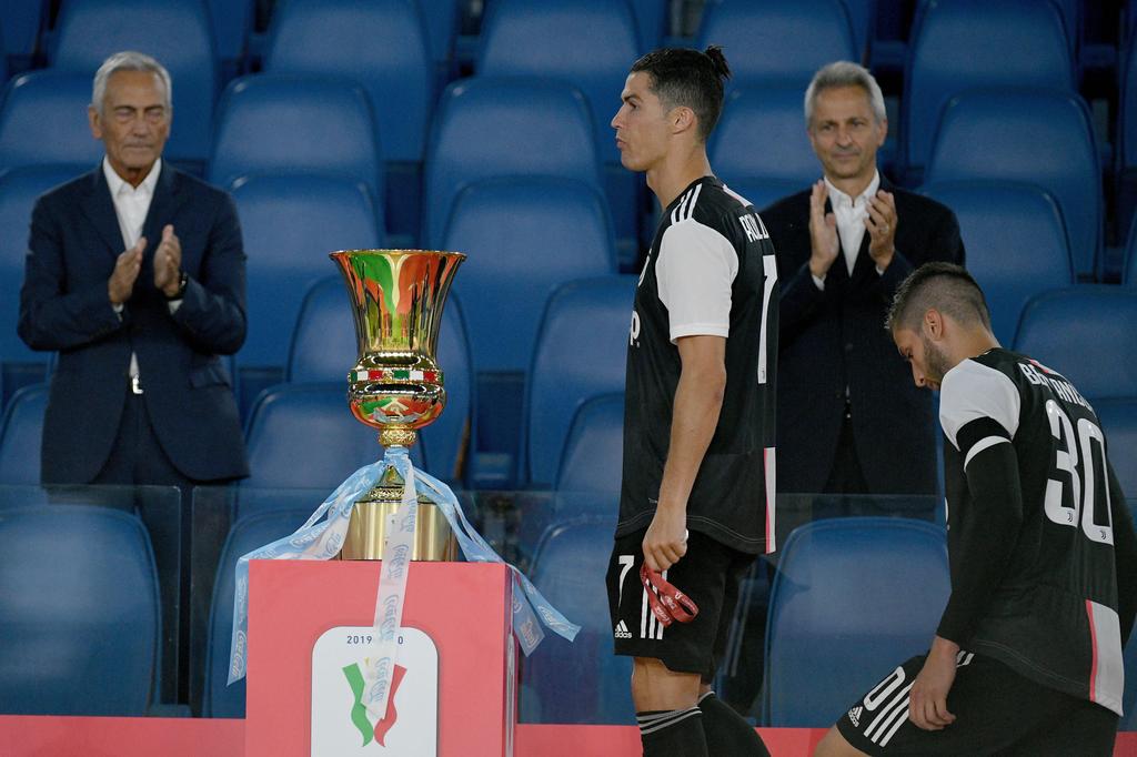 רונאלדו המאוכזב חולף על פני הגביע (צילום: Getty Images) רונאלדו המאוכזב חולף על פני הגביע