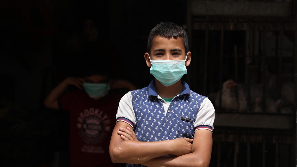 A child with a mask in a refugee camp near Nablus (Photo: EPA) ילדים עם מסכות פנים במחנה הפליטים אל עין בסמוך לשכם
