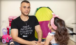 יוסי חברה, אביה של ילדה שעברה התעללות בפעוטון של כרמל מעודה