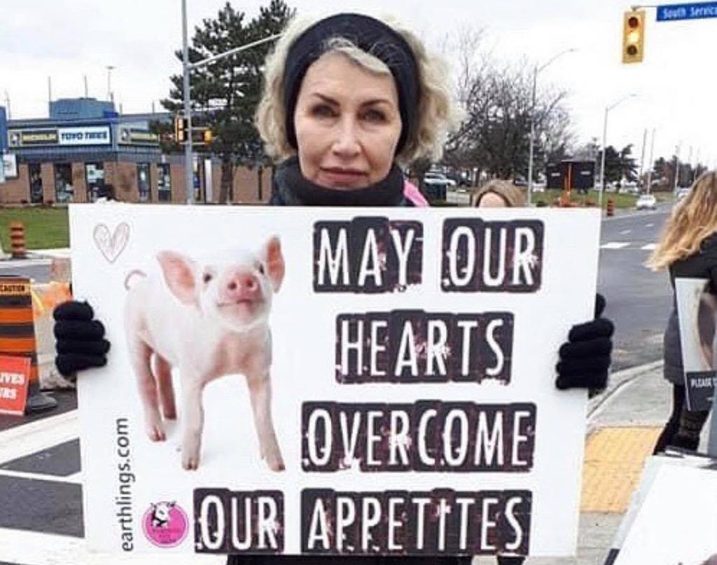 רייגן ראסל בהפגנה (צילום: Toronto Pig Save) רייגן ראסל בפהגנה