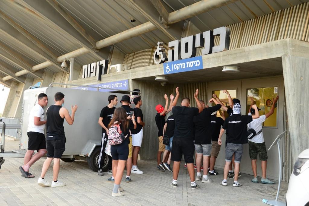אוהדי הפועל ב"ש מחוץ לקונכייה (צילום: הרצל יוסף) אוהדי הפועל ב"ש מחוץ לקונכייה