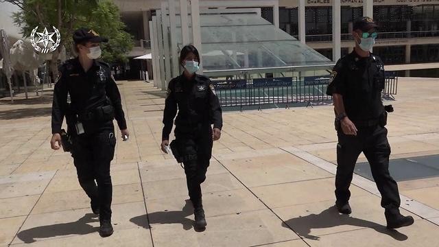 Police officers enforcing health regulations (Photo: Israel Police) Police officers in face masks