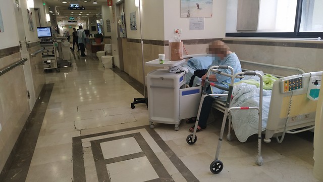 Woman hospitalized in the corridor due to overcrowding in internal medicine wards (Photo: Shaul Golan) Woman hospitalized in the corridor due to overcrowding in internal medicine wards